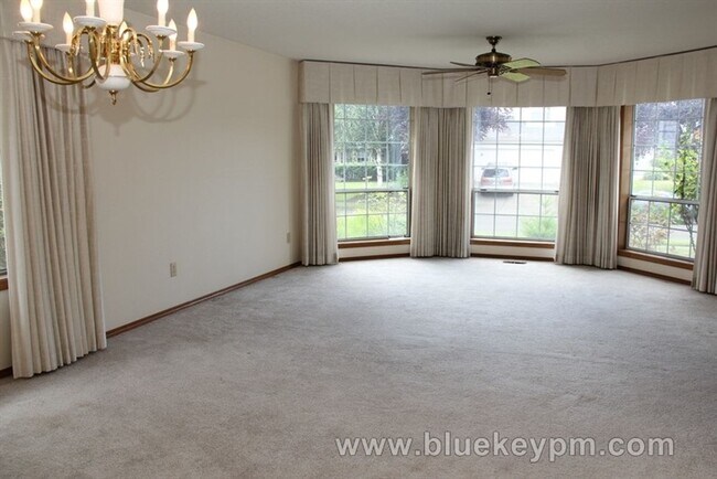 Building Photo - 3 Bed 1.5 Baths Home in East Cascade Park