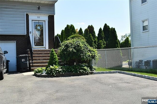 Photo - 10 Garden Dr House
