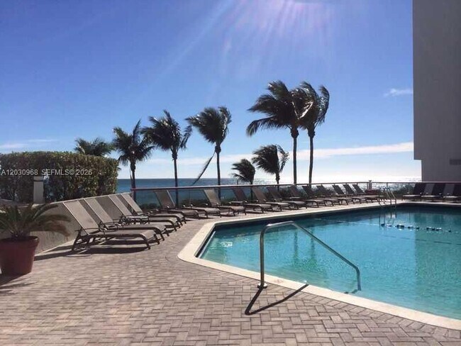 Foto del edificio - 6767 Collins Ave