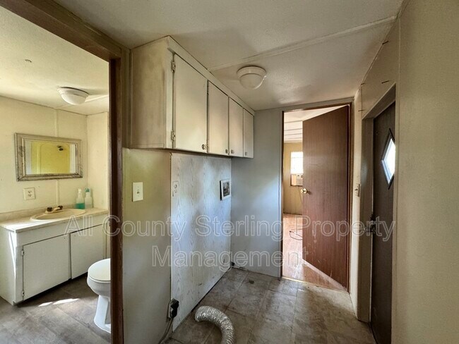 Building Photo - 118 SW Socket Glen