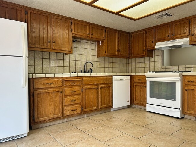 Building Photo - 941 W Atkins Ave