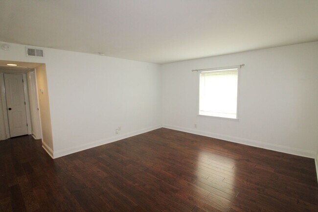 Building Photo - (Coming Soon) 2 Bedroom Condo on Park Road!