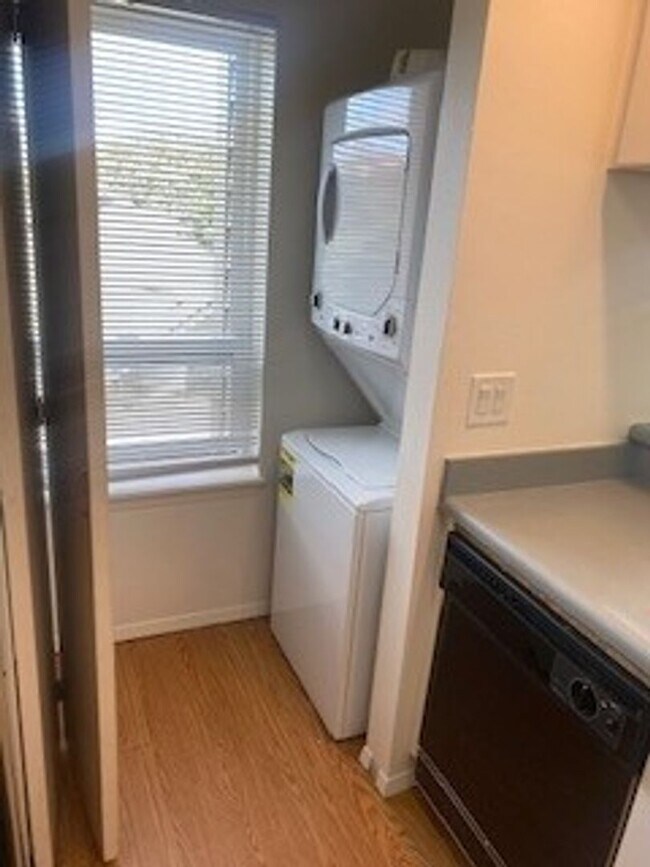 Foto del edificio - Queen Anne west facing 1 Bedroom patio sec...