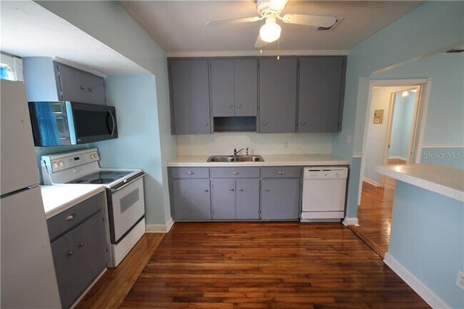 Building Photo - 1211 Lake Downey Dr