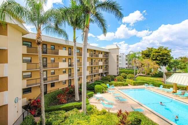 Foto del edificio - ** MARCO ISLAND SEASONAL 2/2 CORNER UNIT A...