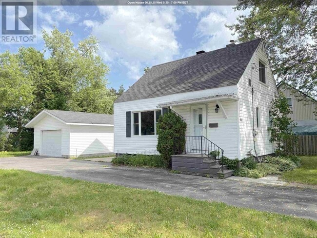 Building Photo - Charming 3 Bedroom Home with Parking & In-...