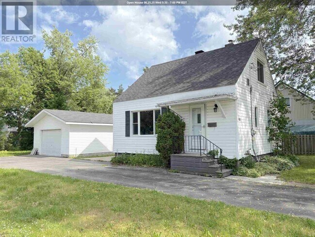 Photo du bâtiment - Charming 3 Bedroom Home with Parking & In-...