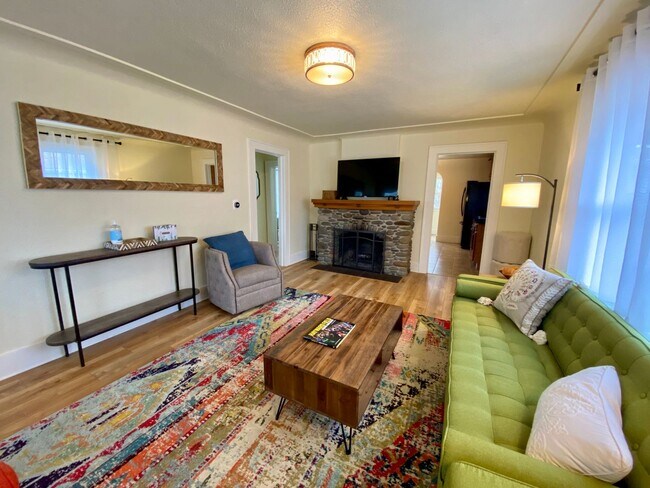 Foto del edificio - 3 Bedroom House Near UO Campus!! Ready for Fall 2026!