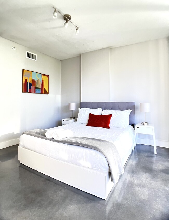 Large master bedroom with queen bed - 6620 Indian Creek Dr