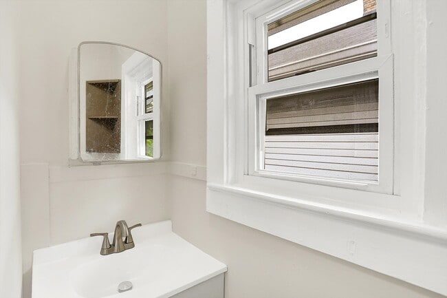 Building Photo - 626 N Riley Ave