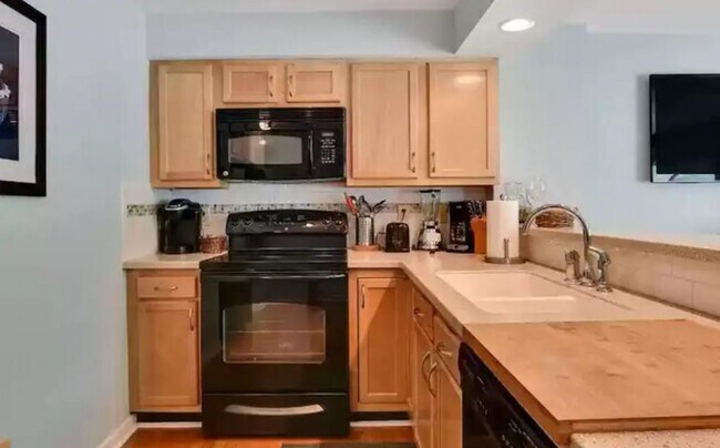 Building Photo - 2303 Surfrider Court Apt C