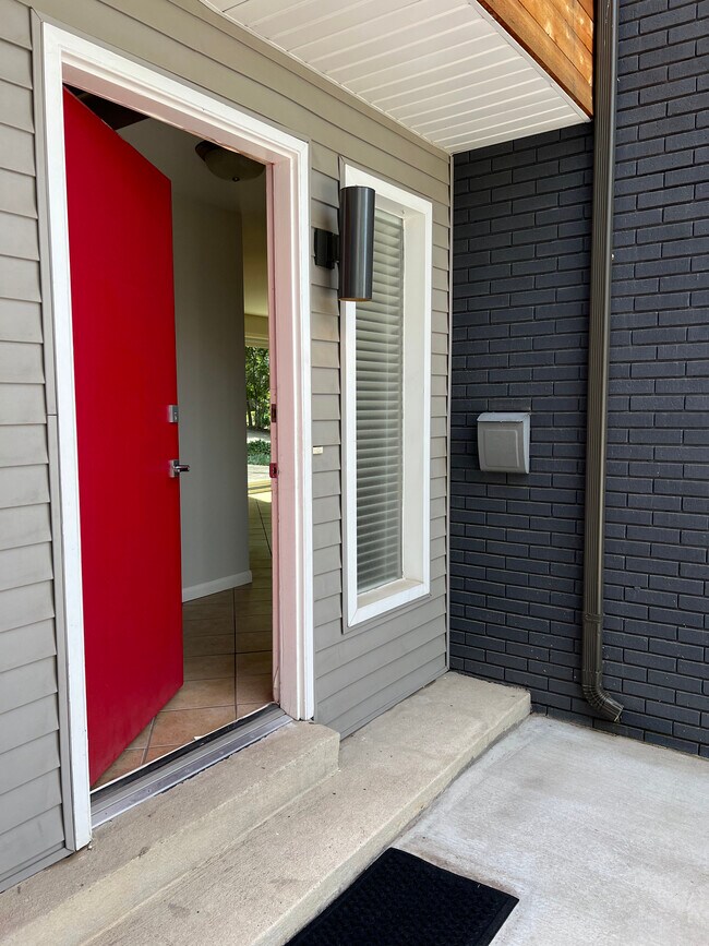 Building Photo - 1813 S Laurelhurst Dr