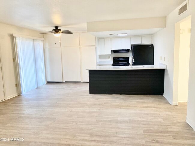 Building Photo - 8529 E Portland St