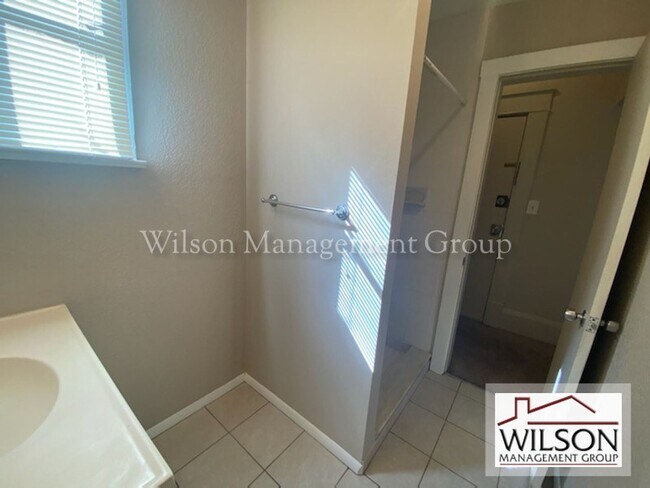 Building Photo - 1 br, 1 bath House - 126-B Concord Street E