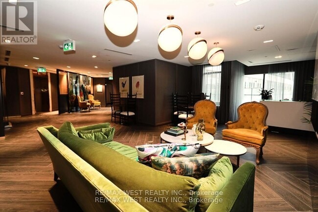 Building Photo - 395 Dundas St W