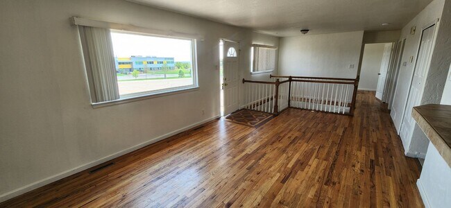 Foto del edificio - ALL PROSPECTIVE TENANTS MUST SUBMIT A ON LINE APPLICATION AND BE PRE-QUALIFIED PRIOR TO ANY SHOWI...