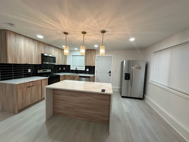 Building Photo - Everett Duplex