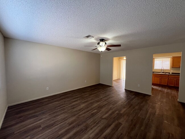 Foto del edificio - 3 BED 2 BATH IN TRAIL ESTATES!