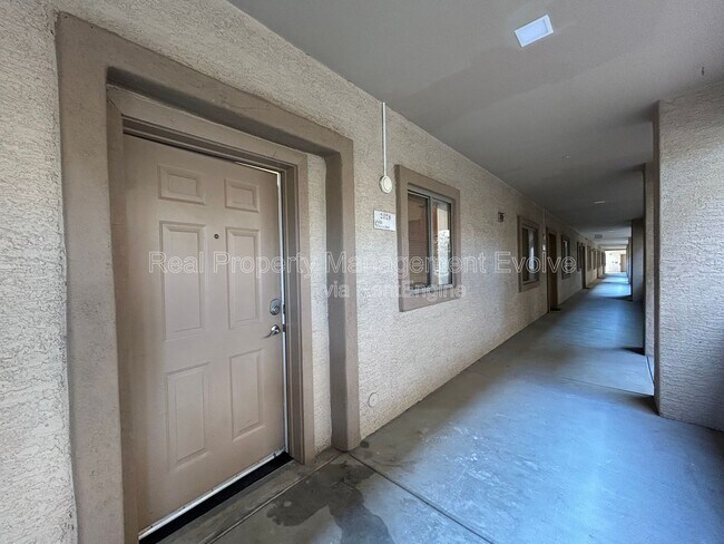 Building Photo - 920 E Devonshire Ave