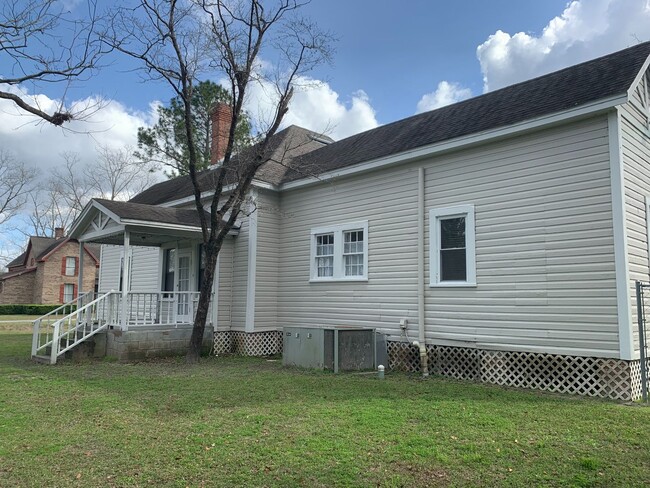 Building Photo - 2/2 FARMHOUSE LOCATED IN CECEIL ON 3/4 ACR...