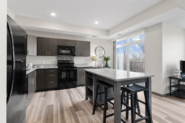 Building Photo - Vincent Woods Apartments