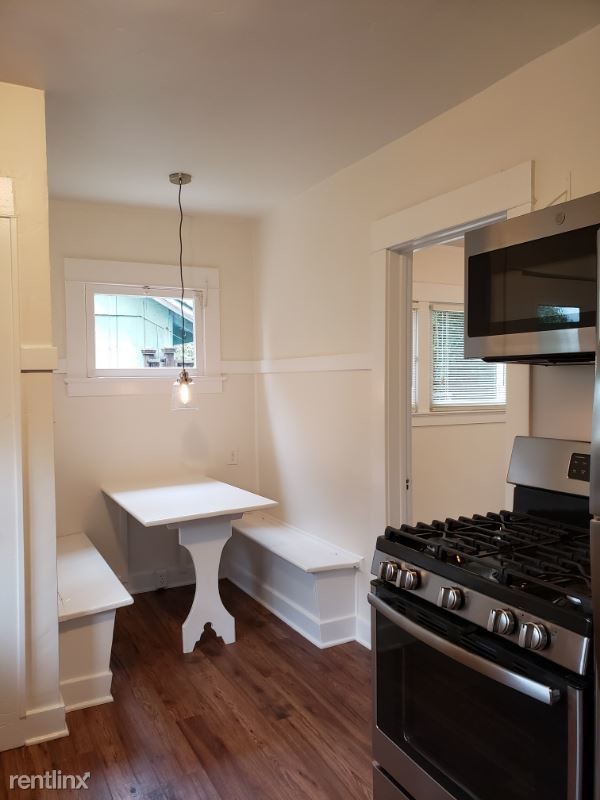 Building Photo - 2 br, 1 bath House - 318 W. Victoria St.