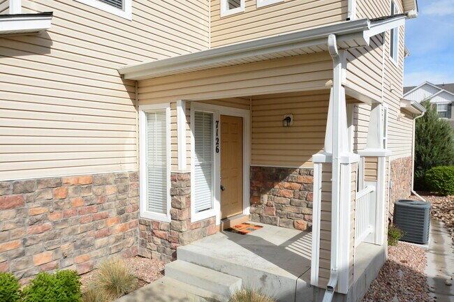 Foto del edificio - Beautiful townhome near Ft. Carson available to move in on 04/04/2026!