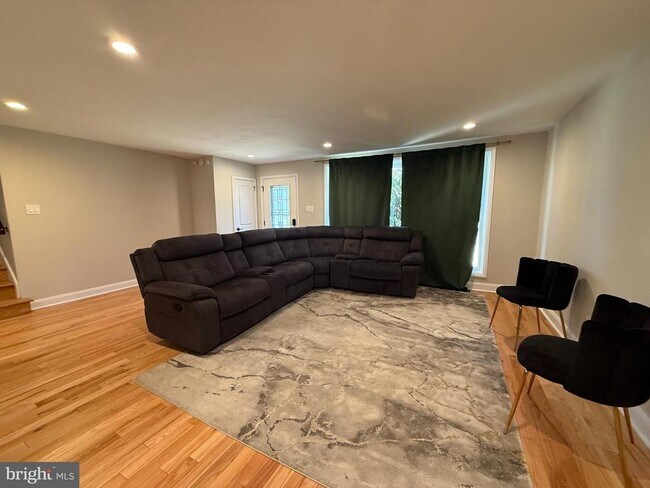 Foto del edificio - 331 Candlewood Rd