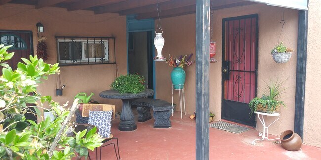 Foto del edificio - 1508 Edith Blvd NE