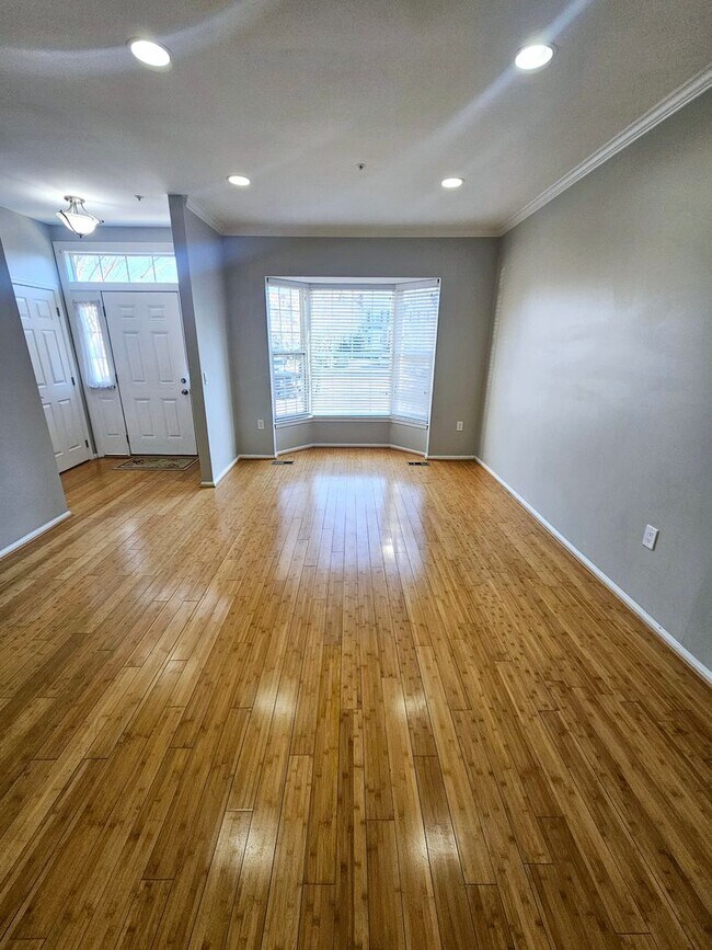 Building Photo - Crofton Village Townhome 4 Ba 3.5 Br with ...