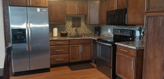 Building Photo - Spacious Upstairs One Bedroom Unit