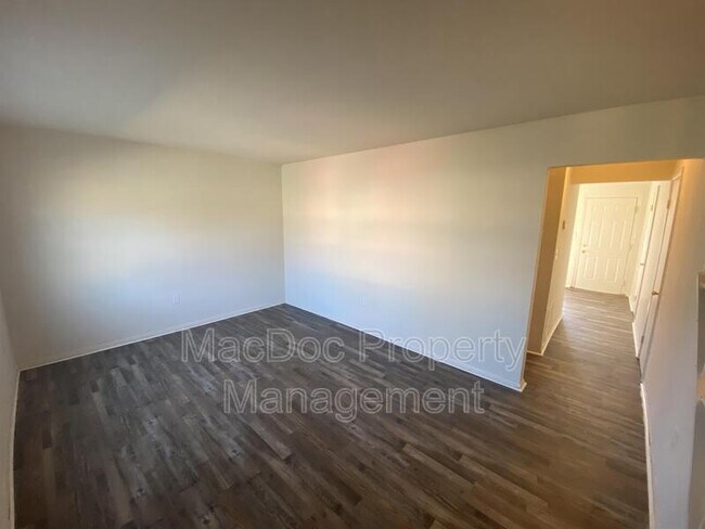 Building Photo - 828 Bellows Ave