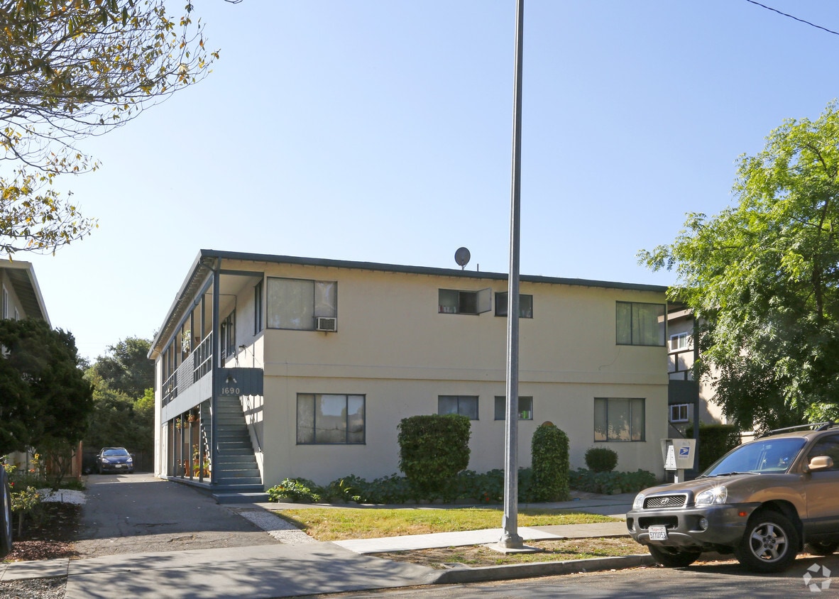 Primary Photo - 1690 Davis St
