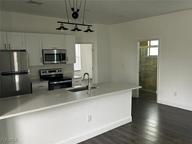 Building Photo - 1201 NE 18th Pl