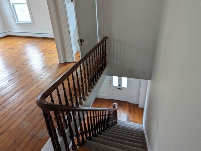 Building Photo - 33 Merrill St