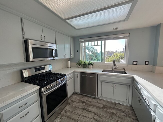 Building Photo - Home in the heart of Vista with stunning v...