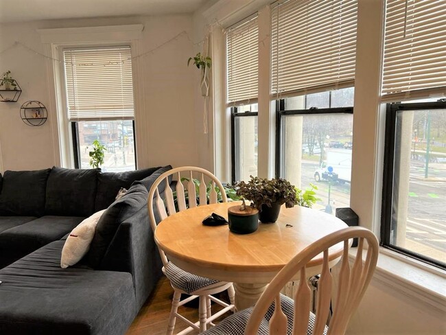 Foto del edificio - 2 Bedroom sunny second-floor corner unit a...