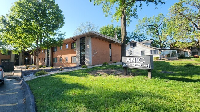 Foto del edificio - 7880 Big Bend Blvd