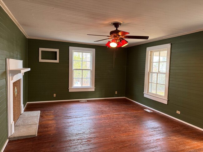 Foto del edificio - BEAUTIFUL 2 STORY, 4 BED, 2 BATH HOME