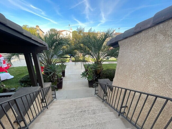 Building Photo - Modern, Newer, Spacious!