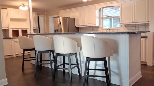 Building Photo - Beautiful 4 bedrooms 2 bath's single famil...