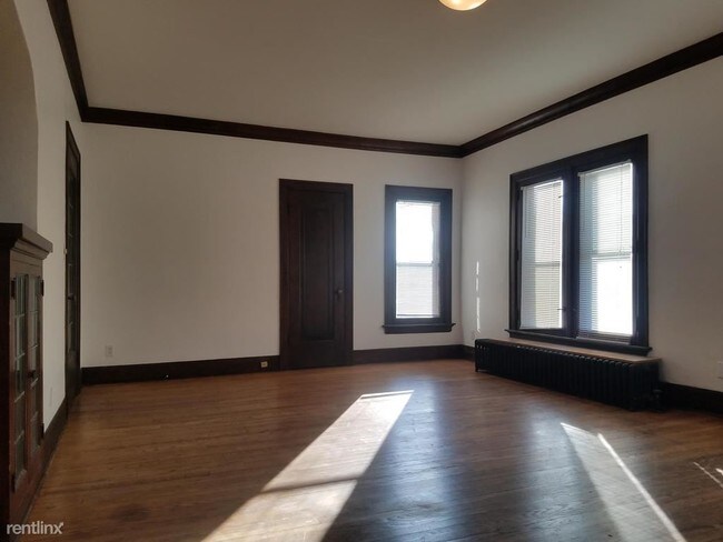 Building Photo - 3 br, 2 bath Apartment - 3224 N Downer Ave
