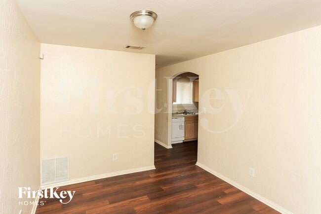 Foto del edificio - 5305 Jordan Ridge Dr