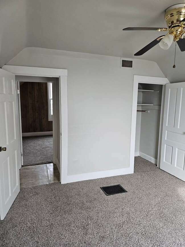 Building Photo - EHA Approved Small 2 Bed house Available Now
