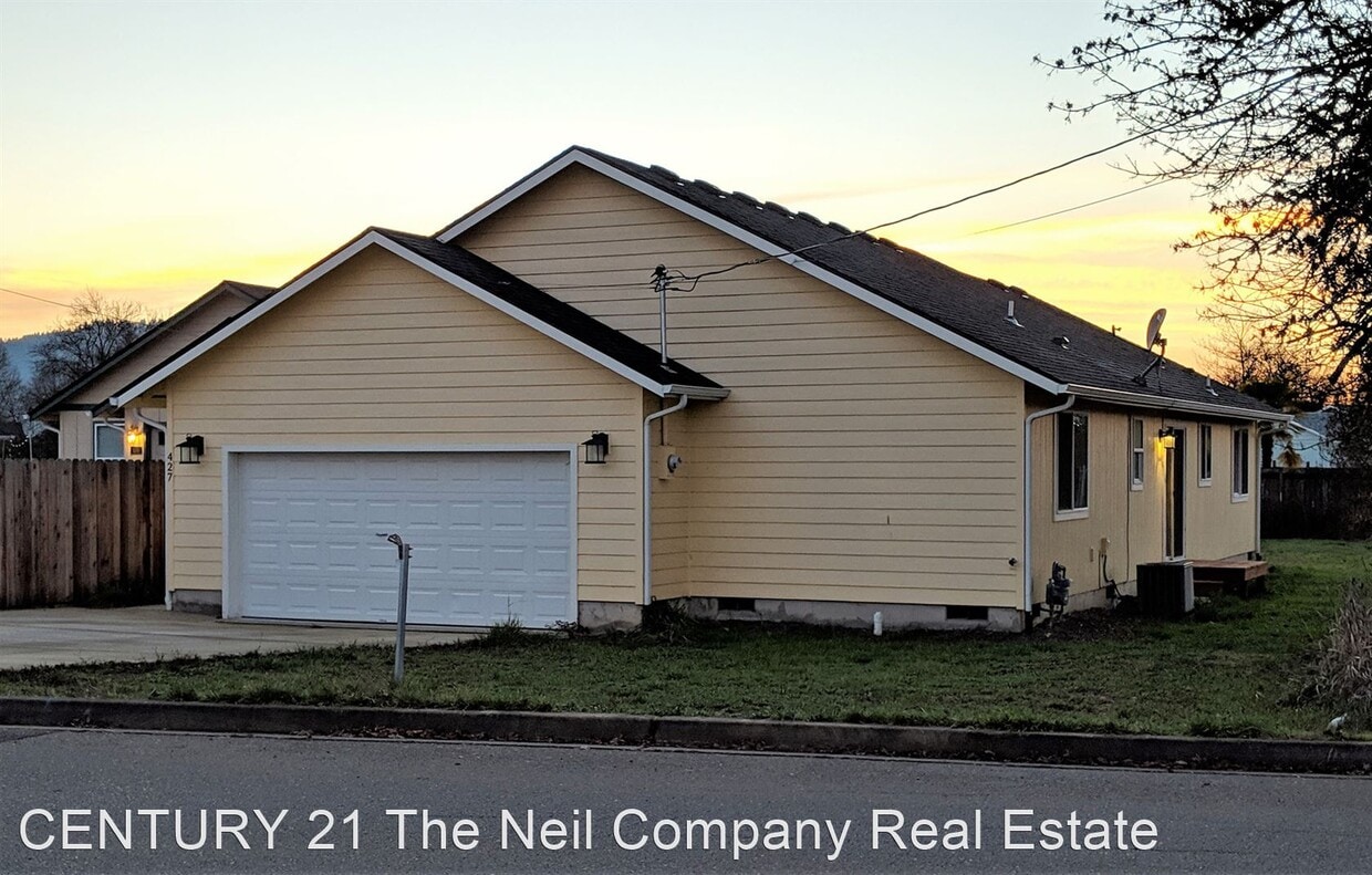 Primary Photo - 3 br, 2 bath House - 427 S State St