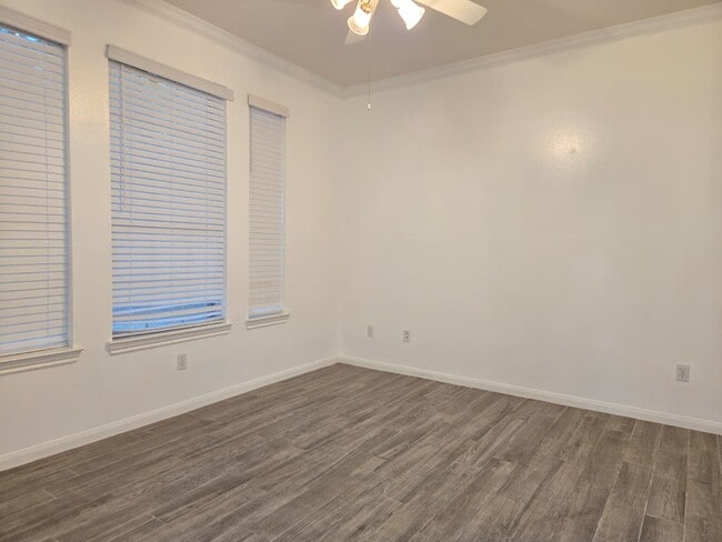 Foto del edificio - 6007 Bassetdale Ln