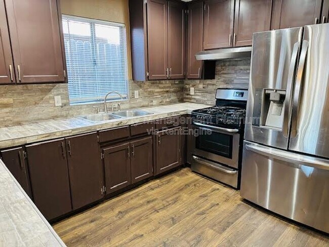 Foto del edificio - 6215 N McCaffrey Ave