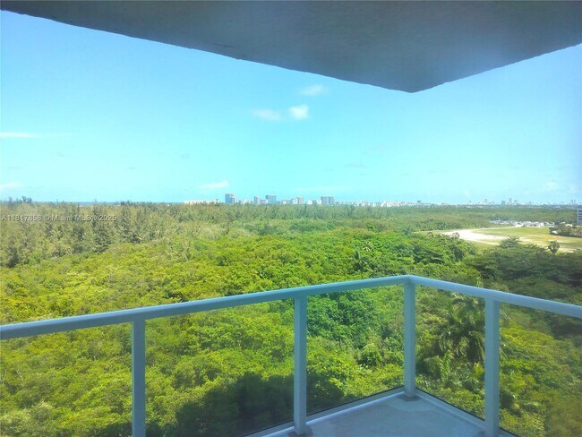 Foto del edificio - 14951 Royal Oaks Ln