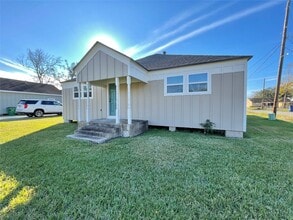 Building Photo - 817 N Valderas St