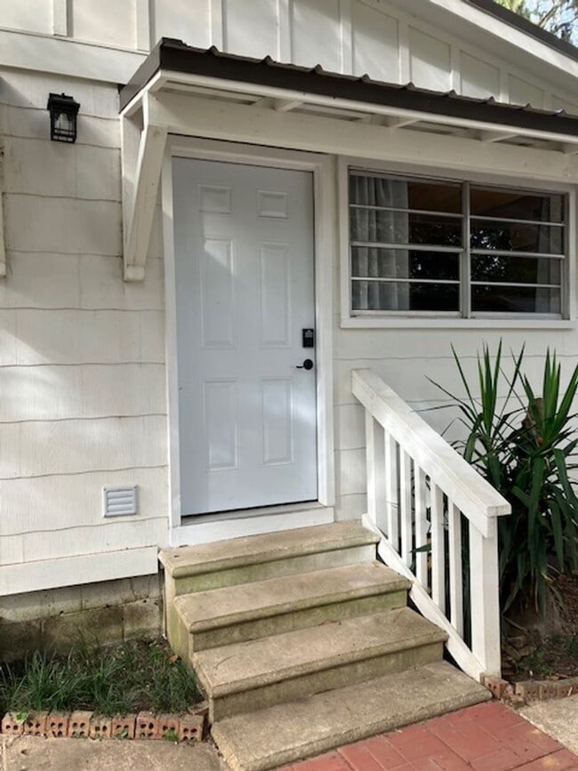 Building Photo - 1321 Kings Dr